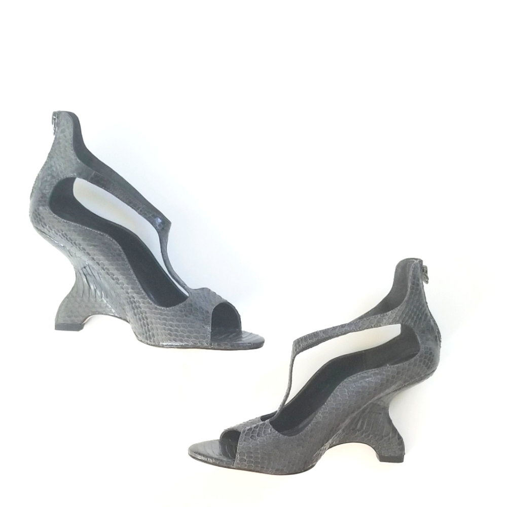 LEON MAX "Avow"  Charcoal Grey Genuine Snakeskin T- Strap Pump - Size 9.5